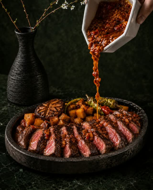 돌판 위 우대갈비에 소스를 끼얹는 순간 — 삼신 가로수길점 — 서울 강남 신사동 가로수길 chinese restaurant (韓国料理 · 美食)