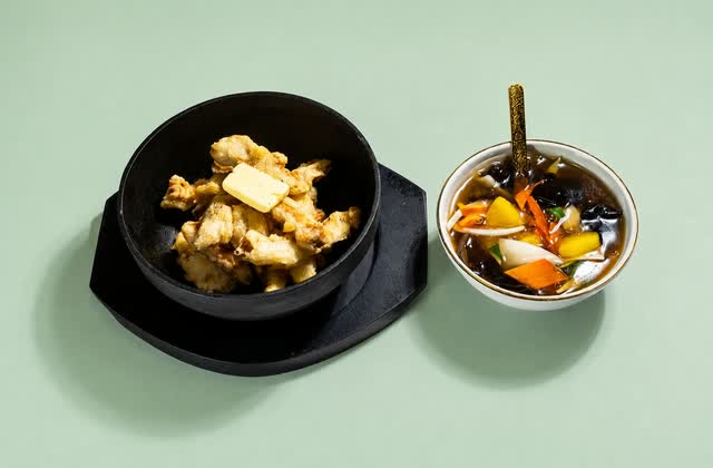 접시에 올리는 동파육 — 삼신 가로수길점 — 서울 강남 신사동 가로수길 chinese restaurant (韓国料理 · 美食)