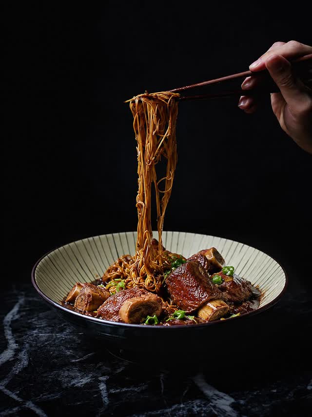 면을 들어 올린 짜장면 — 삼신 가로수길점 — 서울 강남 신사동 가로수길 chinese restaurant (韓国料理 · 美食)
