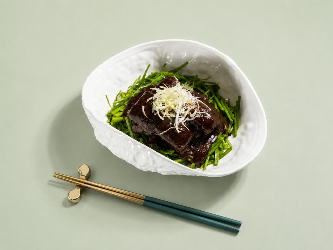 고추장 미나리 동파육 (Gochujang Dongpo Pork with Minari) — 삼신 가로수길점 시그니처 — 가로수길 chinese restaurant (韓国料理 · 美食)