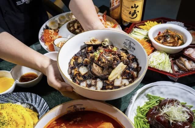 짜장면과 곁들임이 함께 오른 상 — 삼신 가로수길점 — 서울 강남 신사동 가로수길 chinese restaurant (韓国料理 · 美食)