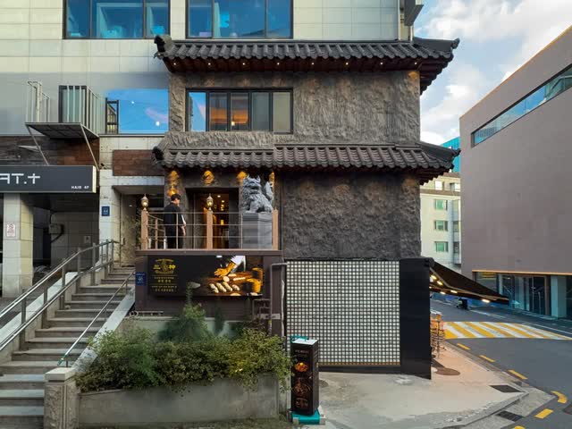 석벽 외관과 2층으로 오르는 계단 — 삼신 가로수길점 — 서울 강남 신사동 가로수길 chinese restaurant (韓国料理 · 美食)