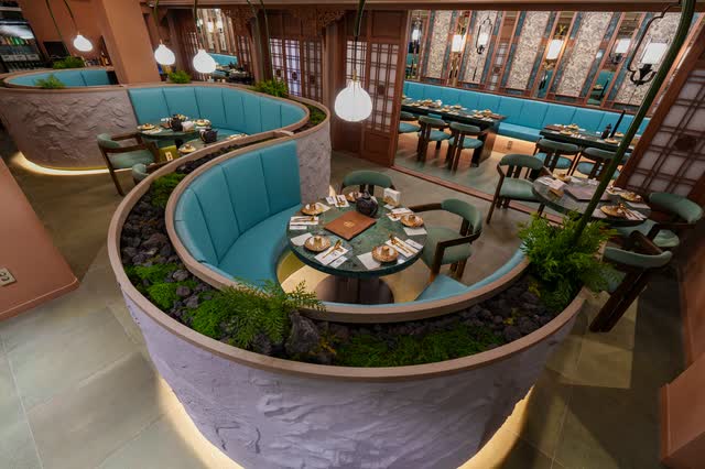 창살 미닫이와 곡선 좌석이 이어진 홀 — 삼신 가로수길점 — 서울 강남 신사동 가로수길 chinese restaurant (韓国料理 · 美食)