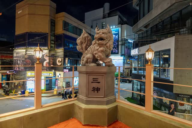입구를 지키는 해태 석상 — 삼신 가로수길점 — 서울 강남 신사동 가로수길 chinese restaurant (韓国料理 · 美食)