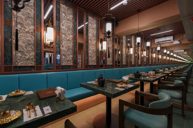 등이 늘어선 긴 홀 — 삼신 가로수길점 — 서울 강남 신사동 가로수길 chinese restaurant (韓国料理 · 美食)