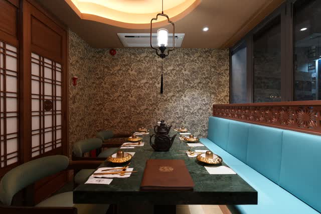 석벽을 따라 놓인 좌석 — 삼신 가로수길점 — 서울 강남 신사동 가로수길 chinese restaurant (韓国料理 · 美食)