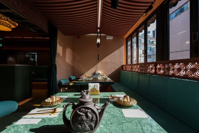 상차림을 마친 프라이빗 룸 테이블 — 삼신 가로수길점 — 서울 강남 신사동 가로수길 chinese restaurant (韓国料理 · 美食)